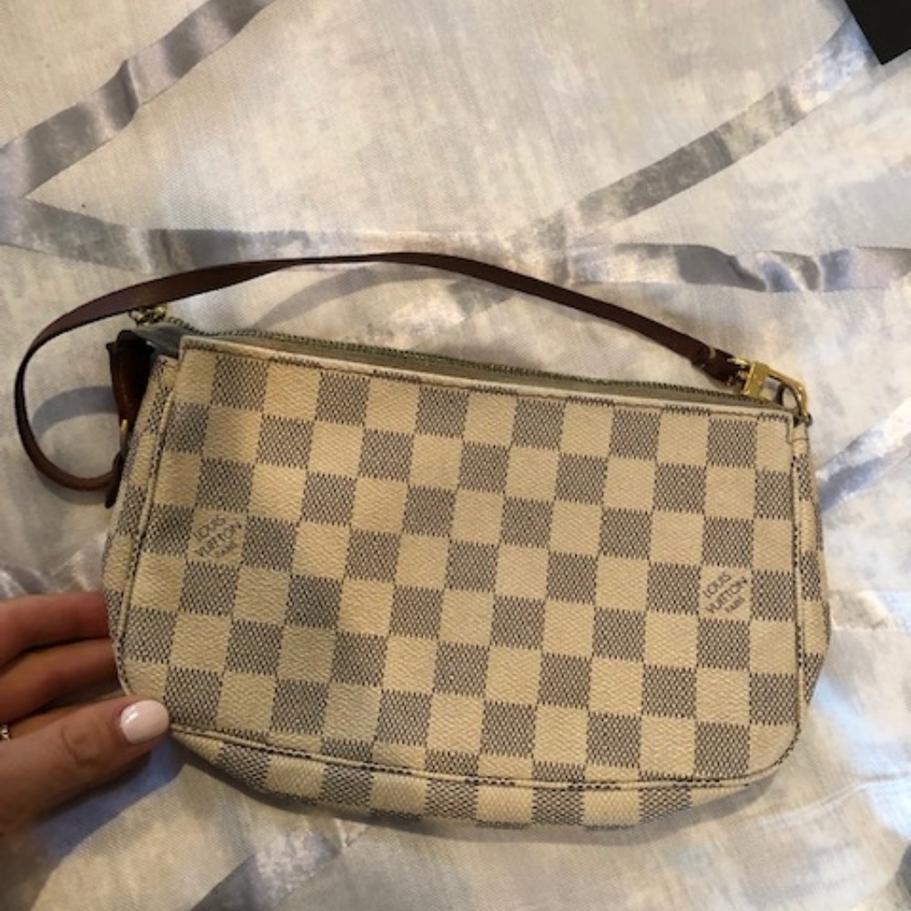 White Authentic Louis Vuitton Pochette